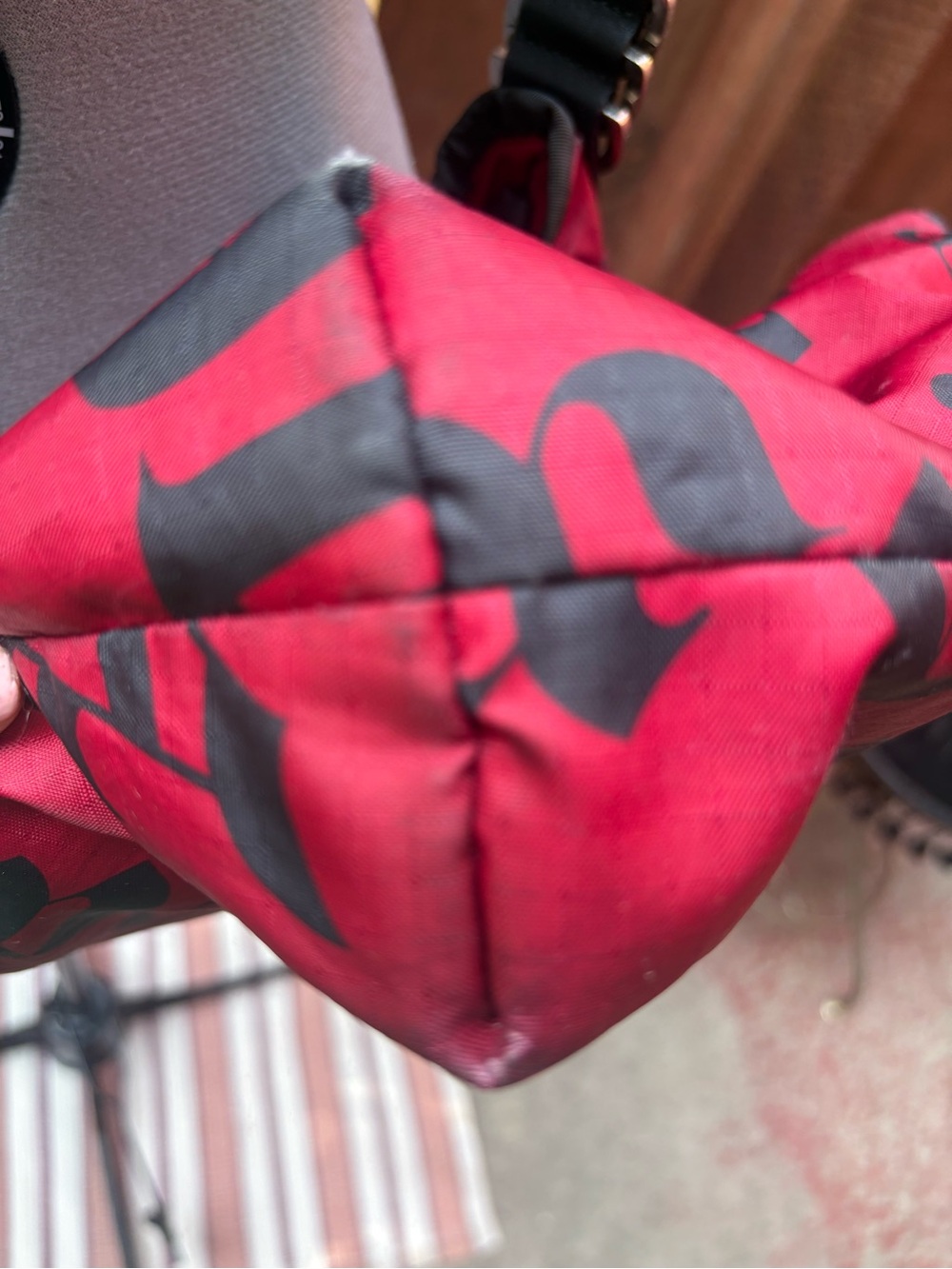 Vtg 2000s L.A.M.B. x LeSportsac Red Old English Print Crossbody Bag Gwen Stefani - Picture 16 of 16